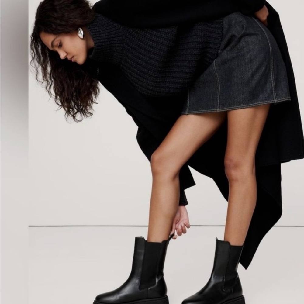 Banana Republic Black Italian Leather Chelsea Boot - Picture 2 of 6